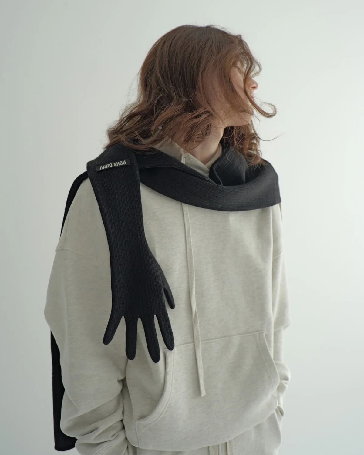 JINHO SHOU Hand-shaped Muffler